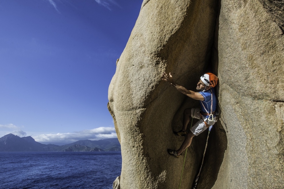 Stage d'apprentissage aux techniques d'escalade en terrain d'aventure en Corse